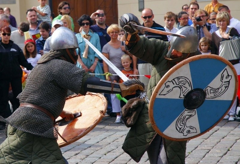 Pokazy walk rycerzy i średniowiecznych wojów były dzisiaj...