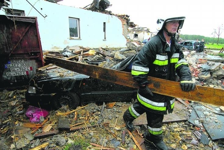 Strażacy rozbierają ruiny w Balcarzowicach