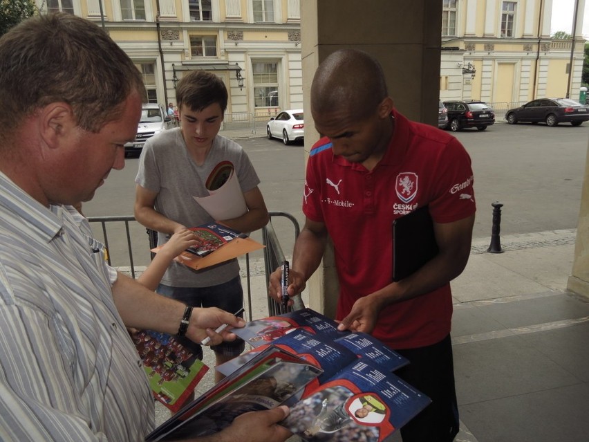 Wrocław: Czescy piłkarze rozdawali autografy przed hotelem (ZDJĘCIA)