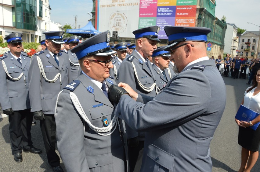 Zastępca komendanta KMP w Piotrkowie, mł. insp. Tomasz Miłak...