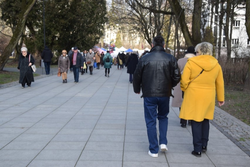Jarmark Kaziukowy w Białymstoku 2020. Tysiące białostoczan odwiedziło w niedzielę plac przed Teatrem Dramatycznym (zdjęcia)