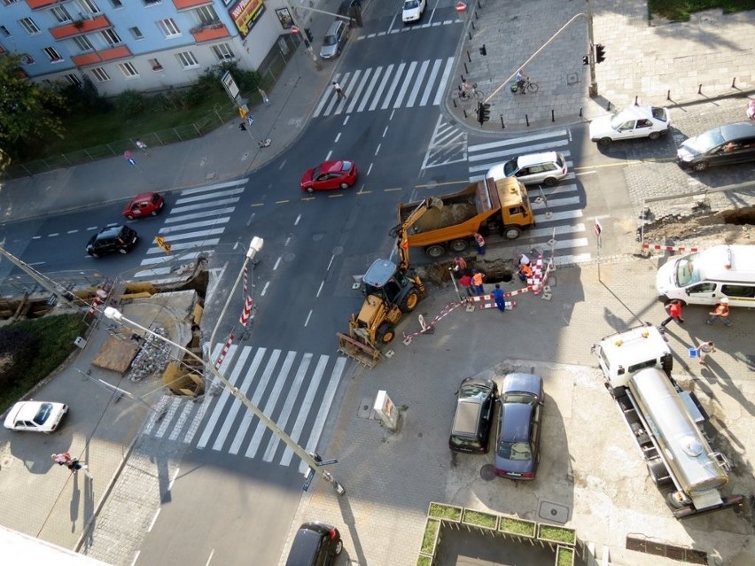 Wrocław: Po awarii wodociągowej rozkopana Dworcowa i Kościuszki (ZDJĘCIA)