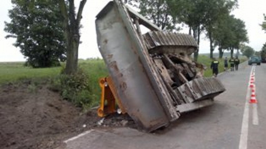 Michów: Z naczepy ciężarówki spadł 16-tonowy spychacz (ZDJĘCIA)