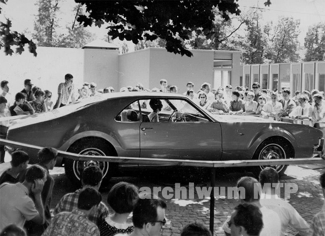 XXXV Międzynarodowe Targi Poznańskie - 1966 rok.

Jaguar e-type w całej okazałości.

Zdjęcia pochodzą z archiwum MTP.

Zobacz też: Pamiętacie Tarpana z Poznania? [ZDJĘCIA ARCHIWALNE]