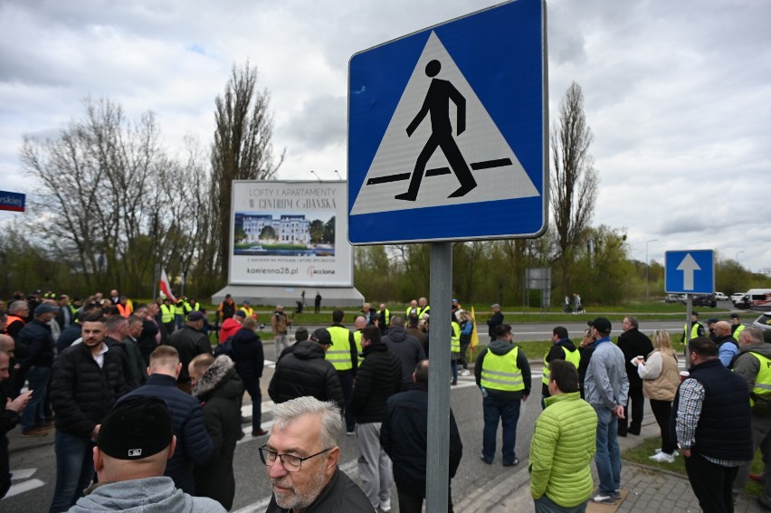 W piątek w Warszawie taksówkarze rozpoczęli protest,...