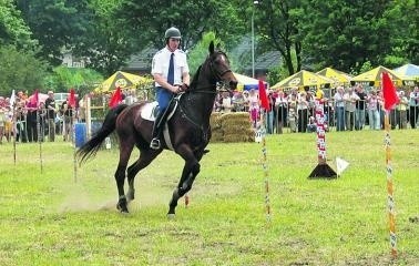 Konie pędziły po parkurze skacząc przez przeszkody