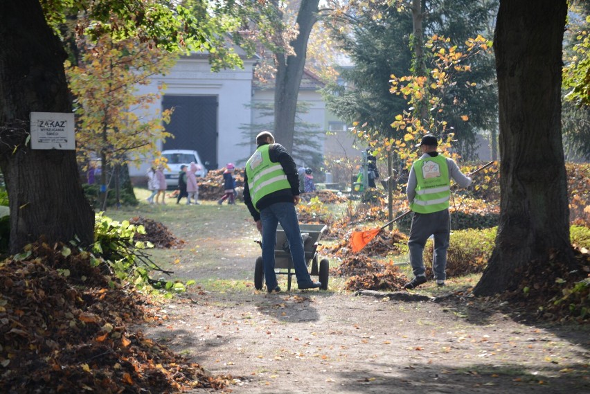 Wielka akcja sprzątania Cmentarza Parafialnego przy ulicy...