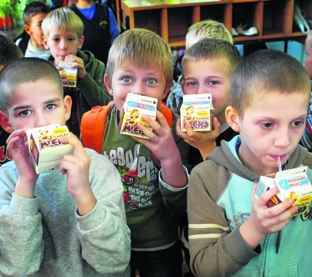 Uczniowie ze Szkoły Podstawowej nr 13 chętnie piją mleko smakowe, np. czekoladowe
