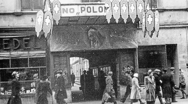 Wejście do kina Polonia przy ul. Piotrkowskiej we wrześniu 1945 roku. Kino do dziś mieści się w tym samym miejscu