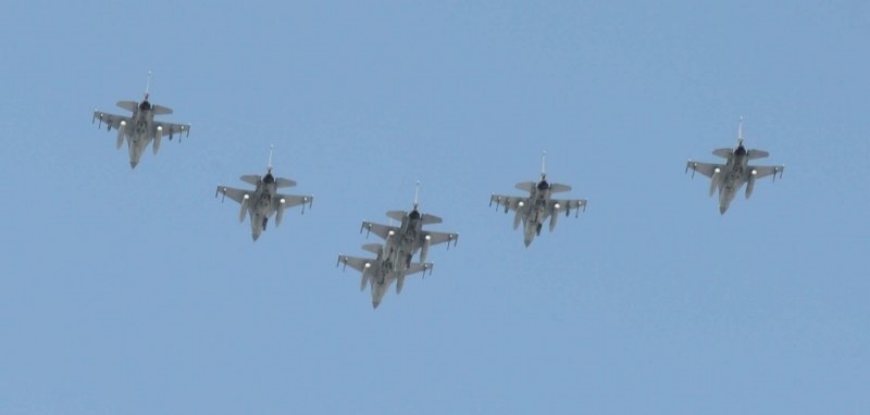 Samoloty F-16 z bazy w Krzesinach latały nad Warszawą [ZDJĘCIA]
