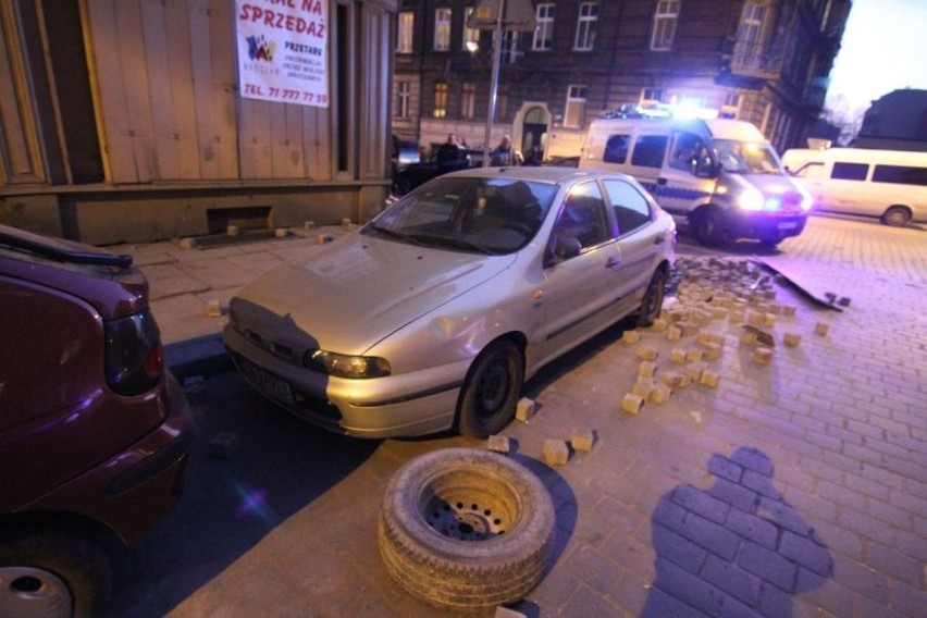 Wrocław: Kostka brukowa zasypała samochód (ZDJĘCIA)