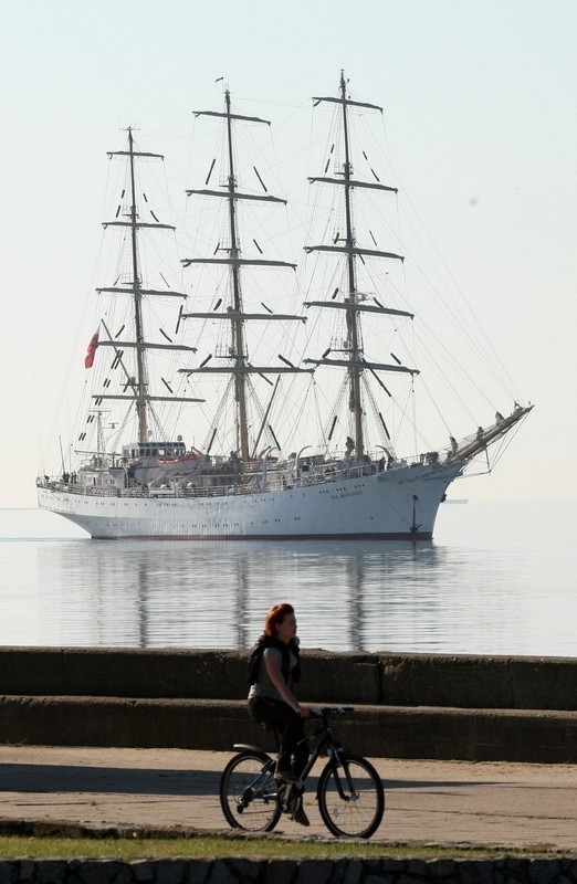 Gdynia: Dar Młodzieży płynie w wielki rejs. Na pokładzie fregaty szkolić się będą marynarze
