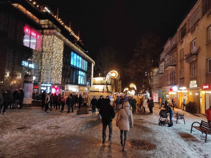 Zakopane. Na Krupówkach wybrzmiały "Hej Sokoły" i "Miłość w Zakopanem". Ludzie tańczą i śpiewają. Jest jednak spokojnie [WIDEO, ZDJĘCIA]