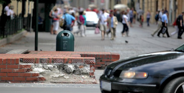 Murek w miejscu dawnej Bramy Szewskiej został uszkodzony przez samochód