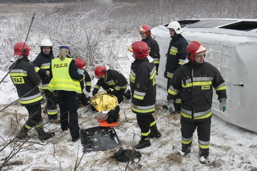 Bus koziołkował na drodze Lubin - Legnica. Osiem osób zostało rannych (FOTO)