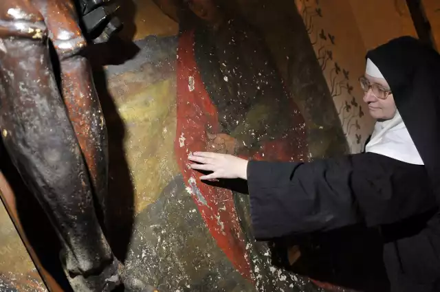 Matka Stefania, przełożona sióstr benedyktynek ze Staniątek, pokazuje zniszczone wilgocią polichromie w klasztorze. Na remont obiektu potrzeba kilku milionów złotych. Na razie ledwo wiążą koniec z końcem