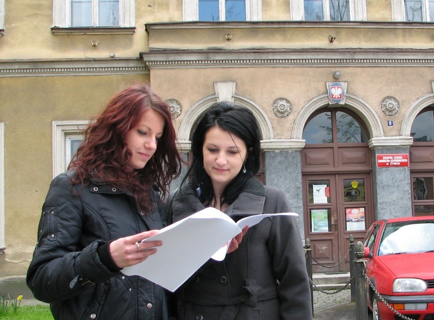 Dorota Sarna i Elżbieta Gluza, uczennice Zespołu Szkół...