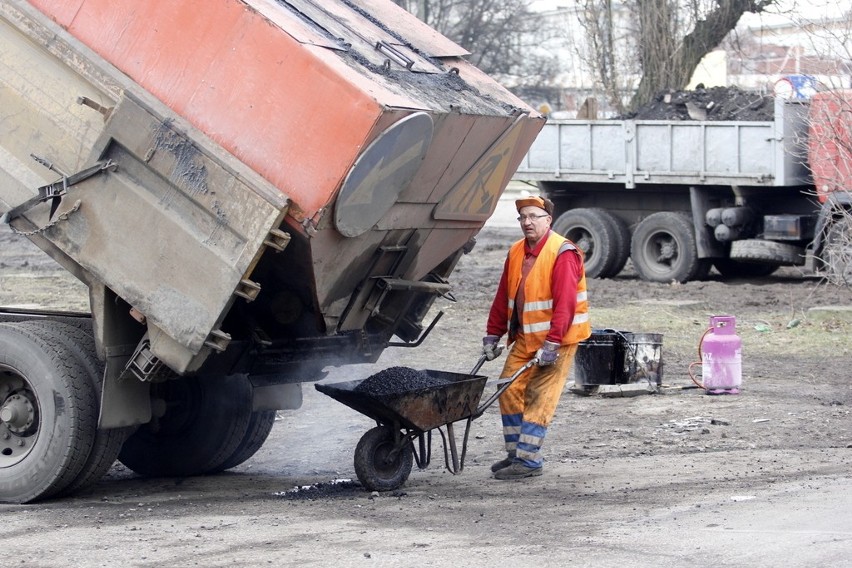 Wrocław: Remont pl. Orląt Lwowskich nareszcie przyspieszył (ZDJĘCIA)