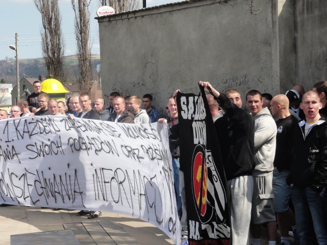 Kibice Sandecji zagłuszają wizytę posła Palikota na maślanym rynku w Nowym Sączu