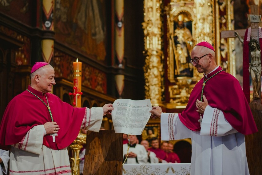 Przekazanie władzy w diecezji sosnowieckiej biskupowi...