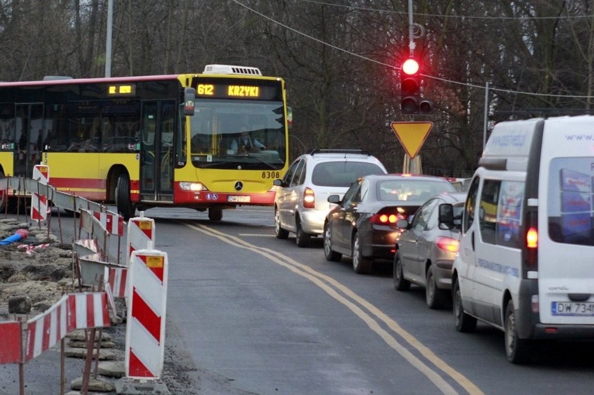 Po zmianie organizacji ruchu autobusy MPK ledwo mieszczą się na Ołtaszyńskiej (ZDJĘCIA)