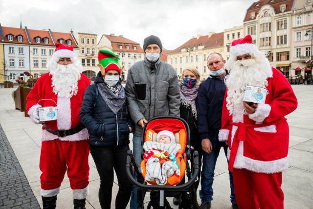 - Ja jestem Gwiazdor A, a to jest Gwiazdor B - mówił przybyły w niedzielę (18.10.) krótko po południu na Stary Rynek Artur Krajewski. Dla niewtajemniczonych - literką "A" oznaczony był Szubin, a literką "B" Bydgoszcz i to z tych właśnie miast byli Gwiazdorzy, którzy pokonali trasę specjalnie dla 9-miesięcznej Celinki Andrzejewskiej z Szubina. Jej rodzice (obecni z Celinką na Starym Rynku) zmuszeni są szukać ratunku dla zdrowia i życia swej córeczki w hojności ludzkich serc. Bowiem terapia genowa (nierefundowana przez NFZ!) dla dziecka z SMA, czyli rdzeniowym zanikiem mięśni, to koszt to 9 mln zł!

Na portalu https://www.siepomaga.pl/celinka, gdzie prowadzona jest w tym celu zbiórka, zebrano dotąd niespełna 3 mln zł.

- Czas bardzo mocno nas goni. Terapia genowa, na którą zbieramy, żeby była skuteczna dla dzieci z SMA, musi być podana zanim dziecko będzie mieć masę ciała 13 kg. Celinka obecnie waży już 9 kg. Zostały więc raptem 4 kilogramy. Musimy działać, musimy zdążyć! - wyjaśnia nam Artur Krajewski, który w stroju Gwiazdora wsiadł na rower już teraz, w październiku. 

Na tym nie koniec, bo Artur Krajewski zapowiedział, że jeśli na www.siepomaga.pl/celinka wpłat z hasłem: Gwiazdor już dojechał będzie 70 tysięcy zł to...

-Wsiądę znów na rower i w stroju Gwiazdora tym razem pojadę do Warszawy, prosić o pieniądze samego prezydenta Andrzeja Dudę! - deklaruje Artur Krajewski.

Zatem dopingujmy Gwiazdora, pomagając Celince. Jeżeli ktoś chce weprzeć zbiórkę, wpłacając datek zwykłym przelewem - podajemy dane:

Fundacja Siepomaga
ul. Za Bramką 1
61-842 Poznań
Numer w Alior Banku
89 2490 0005 0000 4530 6240 7892
Tytułem
22363 Celina Andrzejewska darowizna