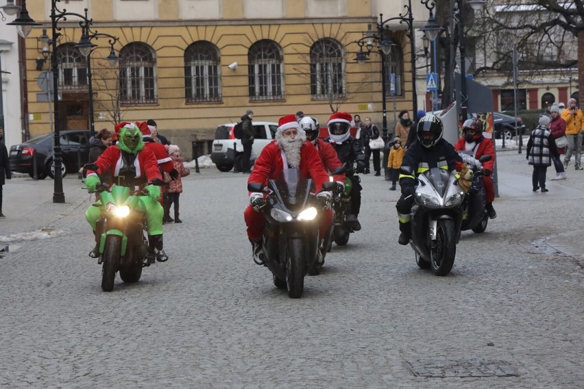 Zmotoryzowani Mikołaje pojawili się w Legnicy, rozdali dzieciom ponad 1300 paczek