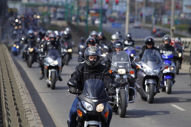 Parada motocykli w Poznaniu z okazji otwarcia sezonu.