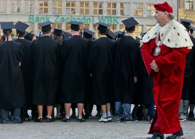 Studenci kombinują, jak się da, żeby dostać stypendium. Nowe prawo tylko im w tym pomaga