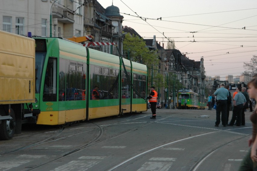 Poznań: Zablokowany Most Teatralny - tramwaj wypadł z szyn (ZDJĘCIA)