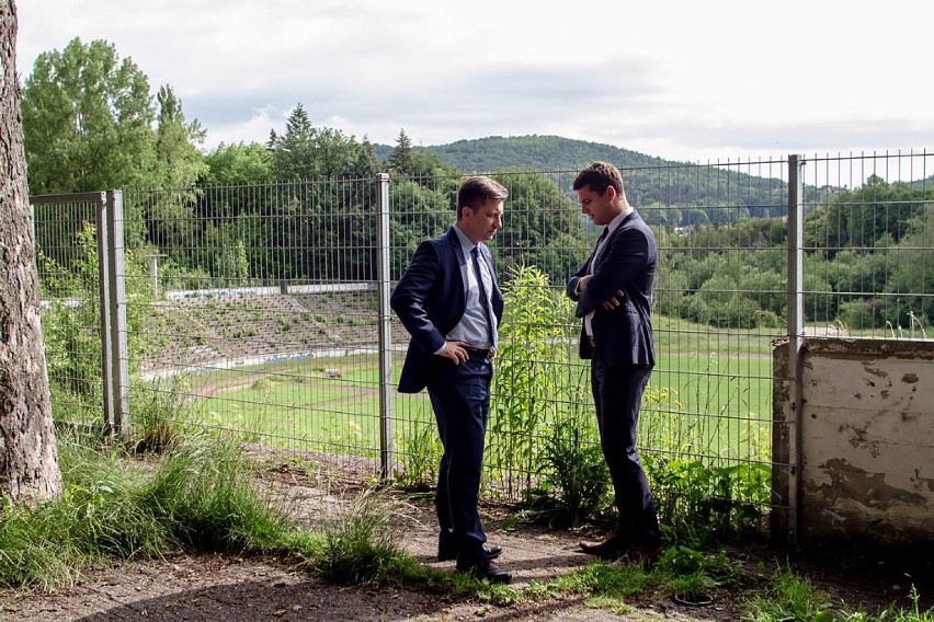 Wałbrzych: Michał Dworczyk, szef Kancelarii Premiera deklaruje wsparcie dla obudowy stadionu na Nowym Mieście (FILM)