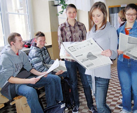 Ośmiostronicowa gazetka, którą wczoraj rozdawano w tarnowskich szkołach, zaciekawiła niejednego ucznia