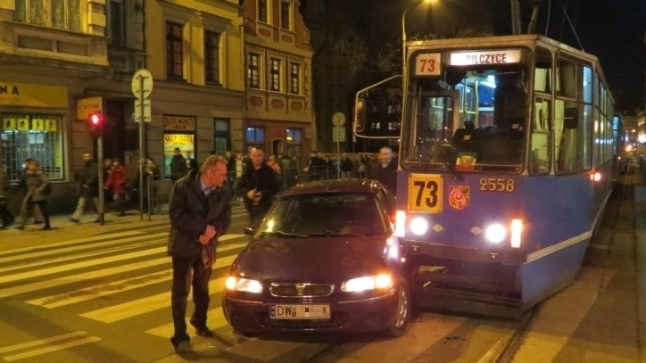 Wrocław: Tramwaj linii 73 zderzył się z autem (ZOBACZ)