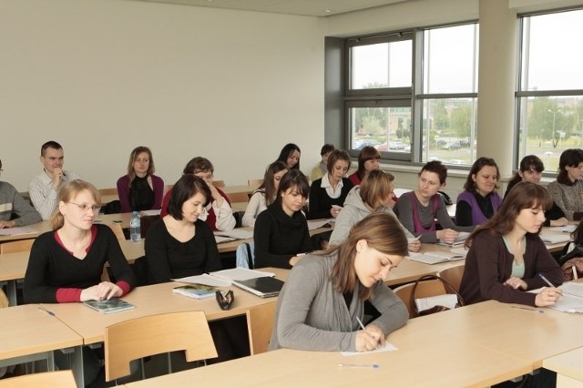 Poznańskie uczelnie walczą o studentów poszerzając ofertę edukacyjną.