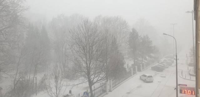 Chwilę przed godziną 11 nad Łódź nadciągnęły burzowe i śnieżne chmury. W mgnieniu oka zrobiło się ciemno i całe miasto pokryło się śniegiem. Słychać było grzmoty. Są już pierwsze doniesienia o powalonych drzewach i zerwanych sieciach energetycznych.

ZDJĘCIA >>>

