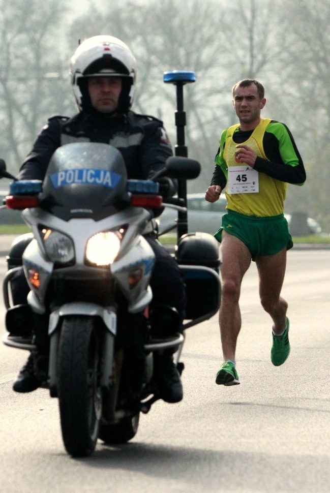 Biegacze pokonali &quot;Drugą Dychę do Maratonu&quot; (ZDJĘCIA)