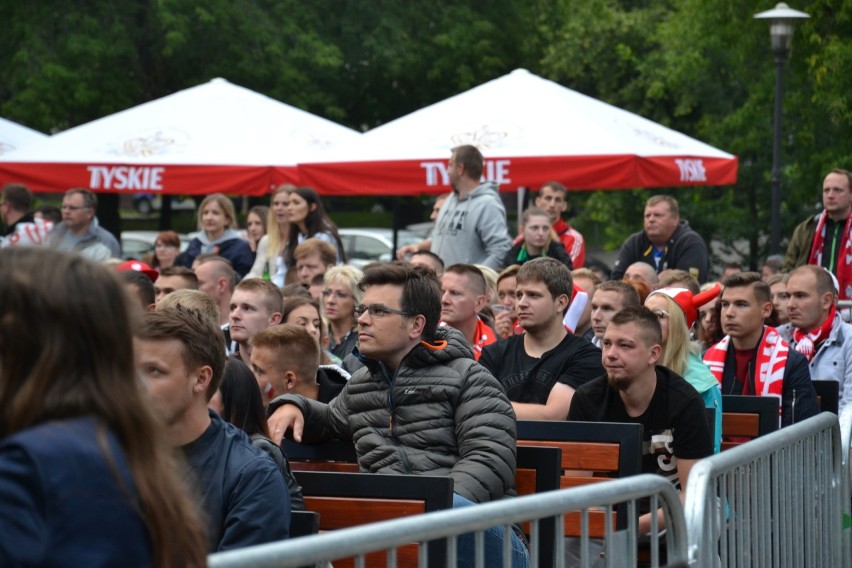 Strefa kibica w Rybniku - piłkarskie emocje na kampusie podczas meczu Polska-Kolumbia [ZDJĘCIA, WIDEO]