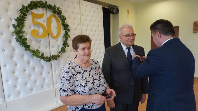 Wójt Józef Wiśniewski wręczył medale za Długoletnie Pożycie Małżeńskie parom z 50 letnim stażem.