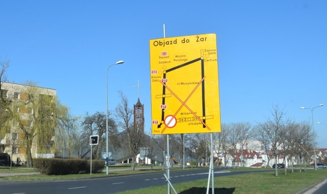 Znaki informujące o objeździe drogi na Żary pojawiły się m.in. wokół ronda św. Jana Pawła II