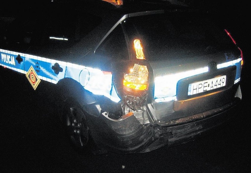 Policjanci udali się w pościg uszkodzonym samochodem
