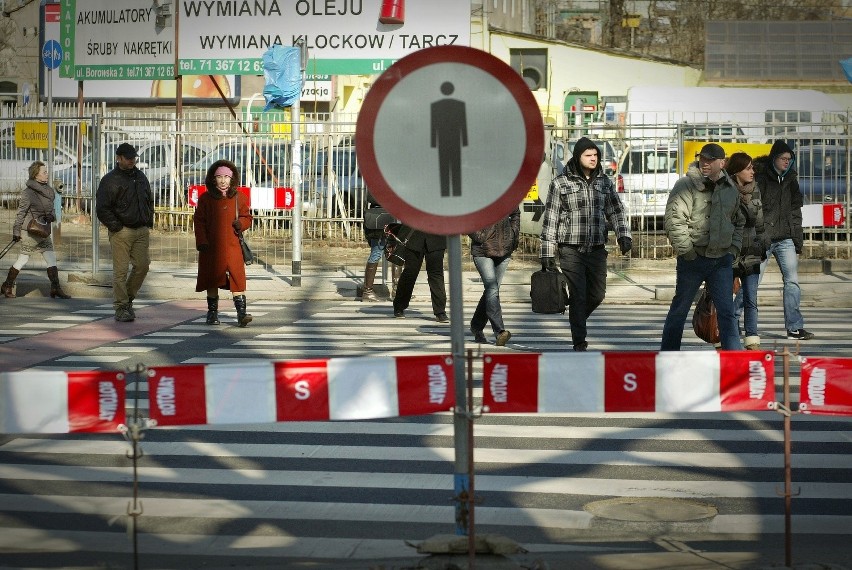 Koło dworca zamknęli im przejście, więc chodzą nielegalnie