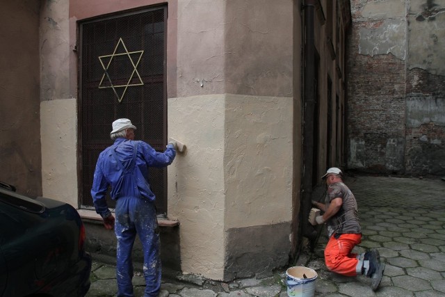 4 czarne swastyki i wymalowane z szablonu symbole SS pojawiły się na elewacji synagogi w Łodzi. W środę malowano synagogę.