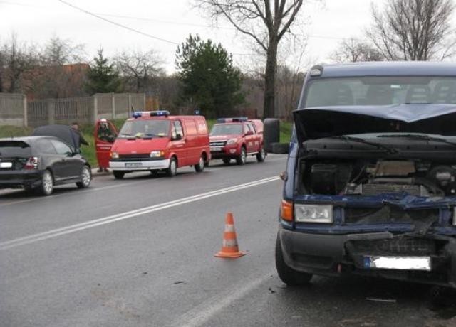 Wypadek w miejscowości Łączna. Zderzyły się dwa auta [zdjęcia]