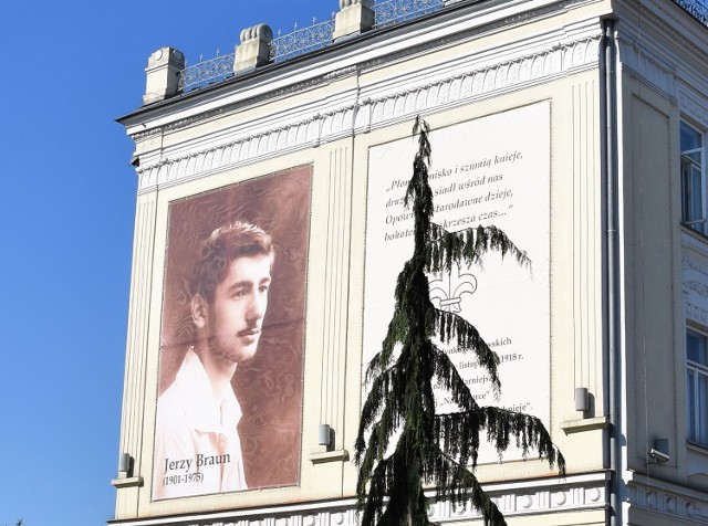 Jerzy Braun na budynku Tarnowskich Wodociągów