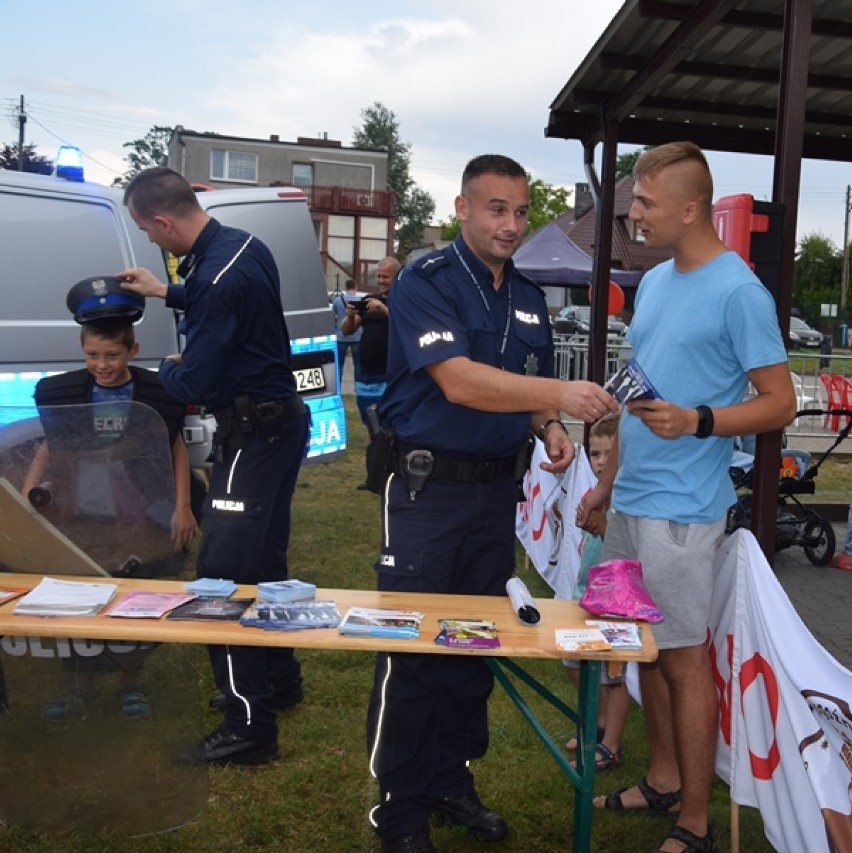 Funkcjonariusze podczas wakacyjnego festynu rodzinnego w Rogoźnie