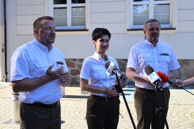 Na piknik leśny zapraszają dyrektor RDLP Szczecinek Wioleta Koper-Staszowska, rzecznik prasowy Marek Stasiuk (z lewej) i Dariusz Dyl, naczelnik działu promocji, mediów i komunikacji społecznej