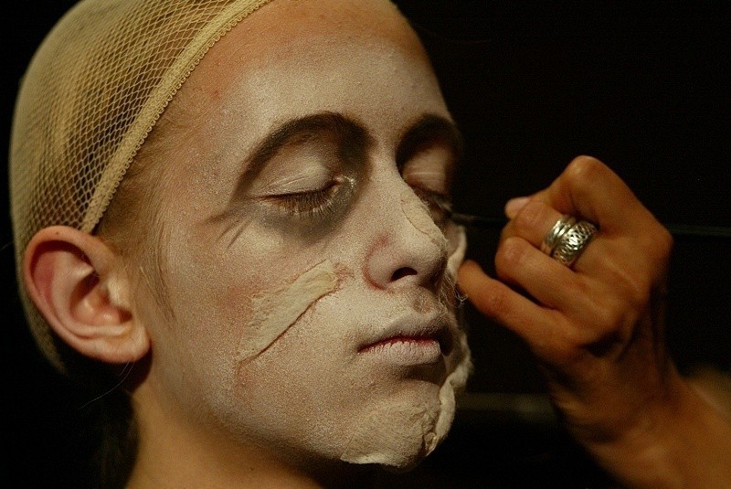 Pokaz makijażu na festiwalu nauki
