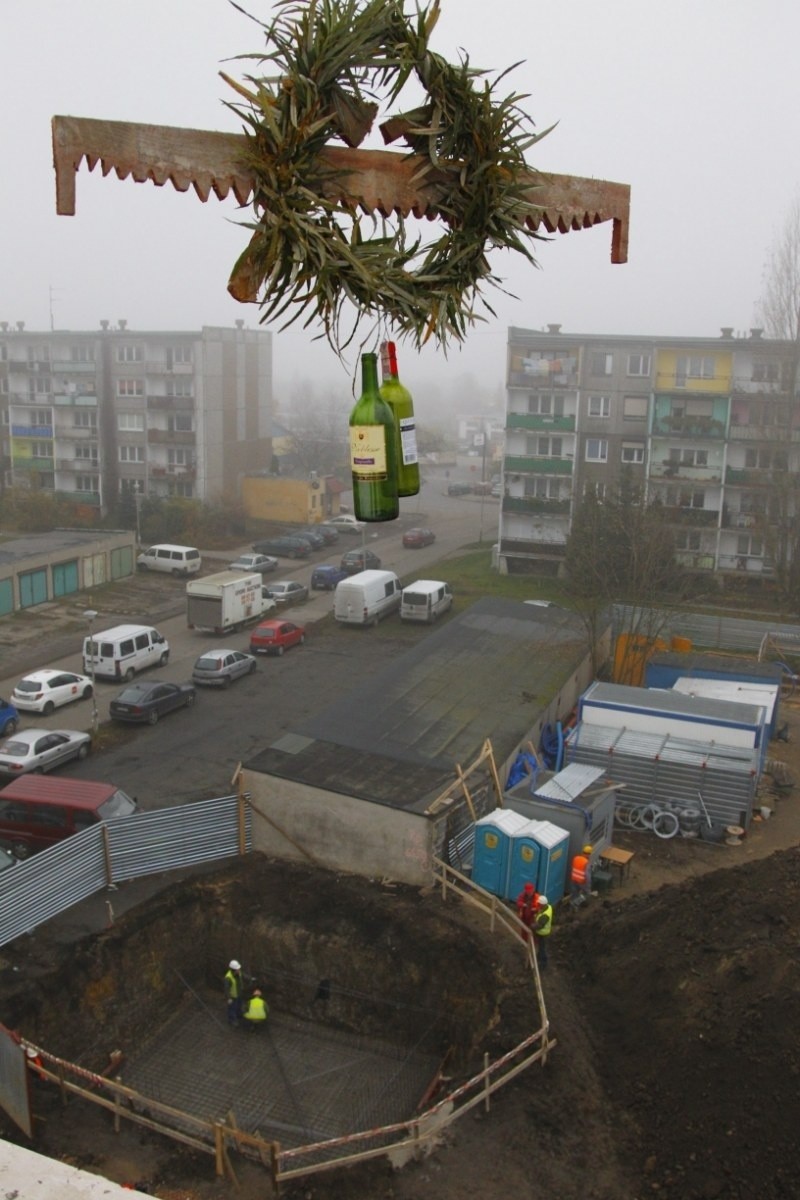 Wiecha zawisła na ul. Łaskarza w Poznaniu. Miasto buduje tam...