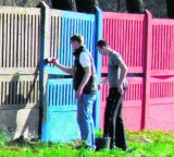 Lębork: Kibice pomalowali płot stadionu w klubowe barwy