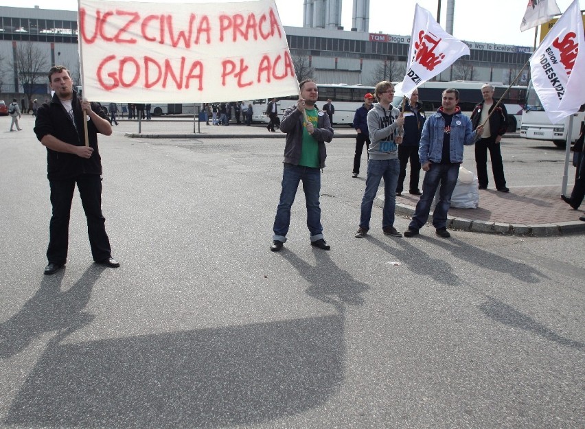 Pracownicy tyskiego Fiata protestowali w czwartek przed siedzibą firmy. Domagają się podwyżek